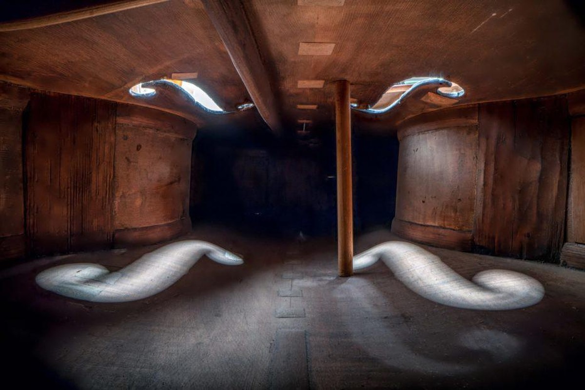 Charles Brooks Fotograf Architecture in Music explores the spaces inside some of the world's finest musical instruments. Photographed using exotic probe lenses and specialist processing technique ...