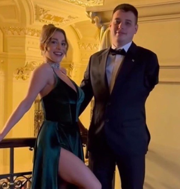 Gemeinsam mit einem ukrainischen Veteranen posiert die Pornodarstellerin in der Kiewer Oper.