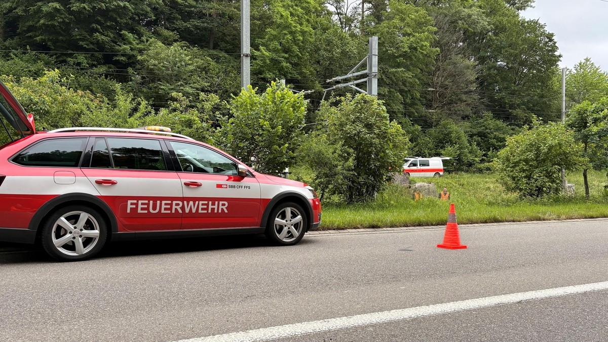 Einsatzfahrzeuge am Unfallort.