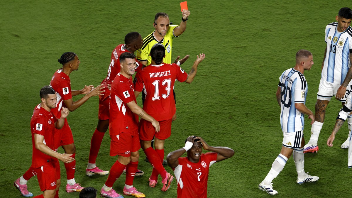 epa13106284 Breel Embolo (C bottom) of Switzerland is shown the red card by referee Joao Pedro Silva Pinheiro during the FIFA World Cup 2026 quarterfinals match Argentina vs Switzerland, in Kansas Cit ...