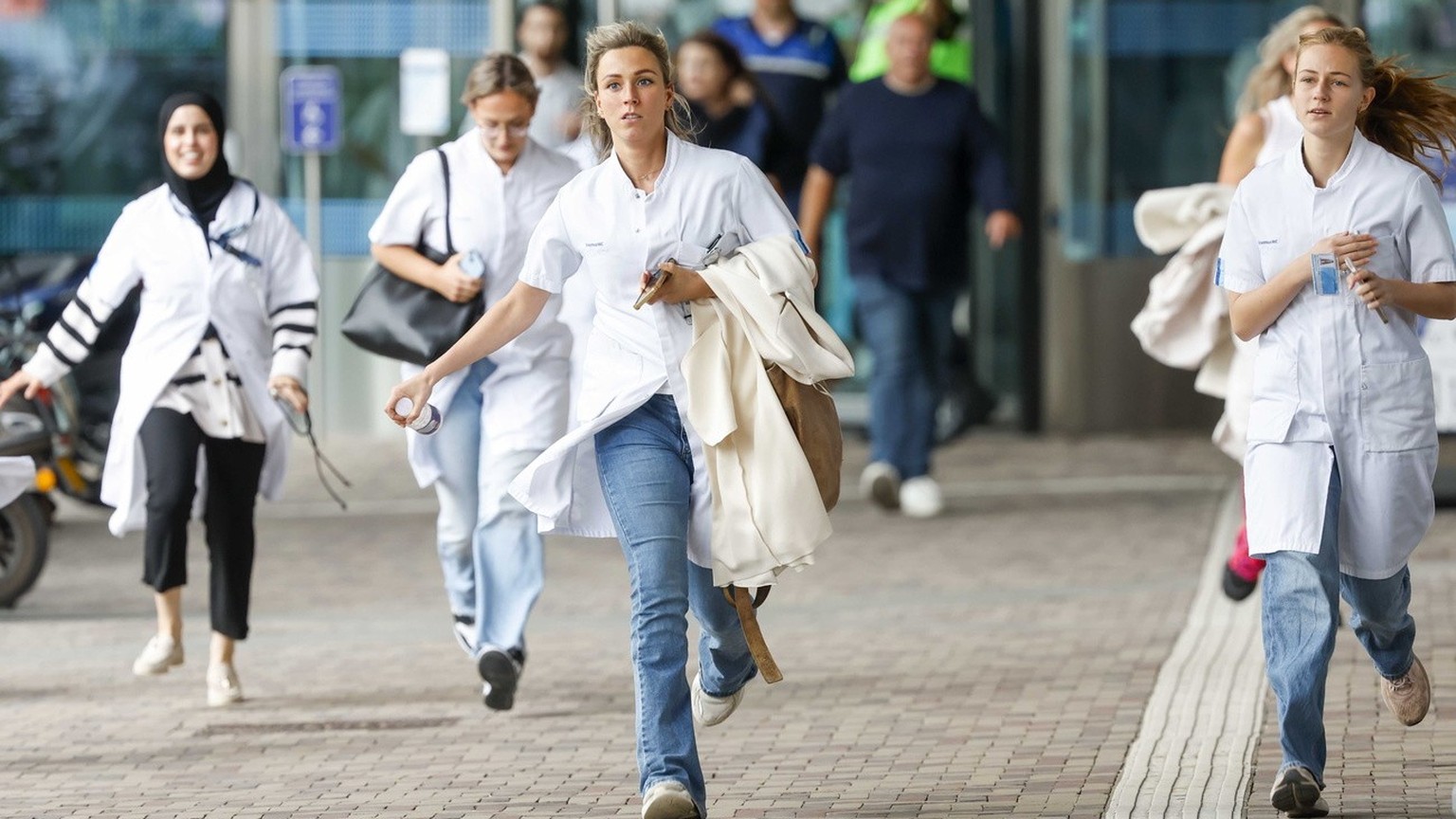 epaselect epa10887856 Medical staff leave the Erasmus MC Rotterdam hospital on Rochussenstraat, which has been cordoned off after two shooting incidents in Rotterdam, Netherlands, 28 September 2023. A ...