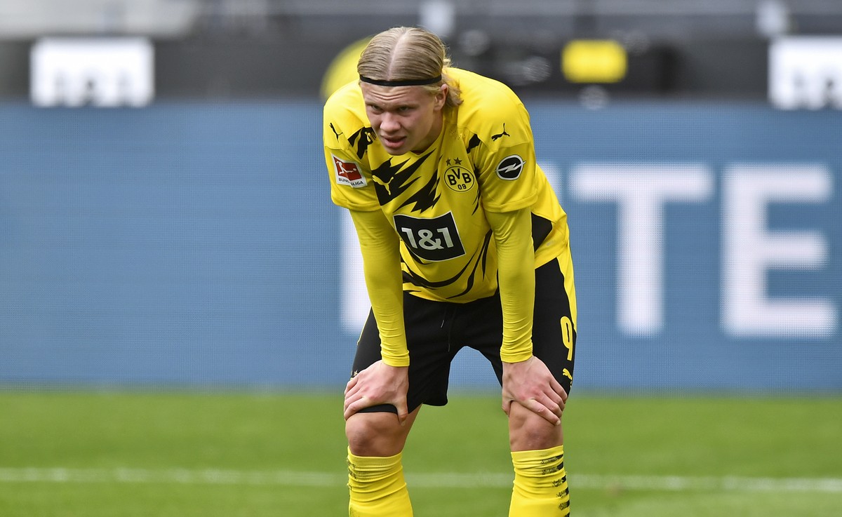 Dortmund's Erling Haaland reacts disappointed during the German Bundesliga soccer match between Borussia Dortmund and Eintracht Frankfurt in Dortmund, Germany, Saturday, April 3, 2021. (AP Photo/ ...