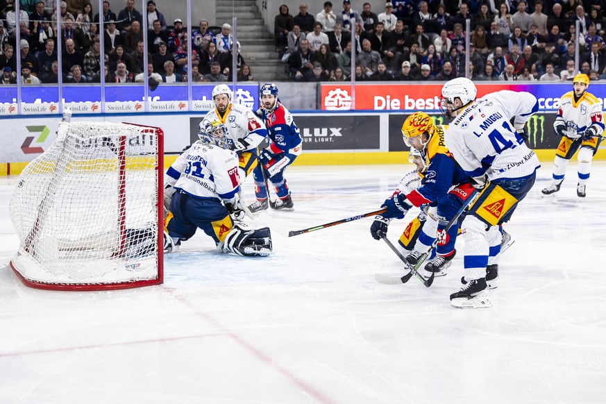 Derek Grant (ZSC), 3. rechts schiesst das Tor zum 5:2 gegen Torhueter Luca Hollenstein (EVZ), links, im ersten Eishockey Playoff Halbfinalspiel der National League zwischen den ZSC Lions und dem EV Zu ...