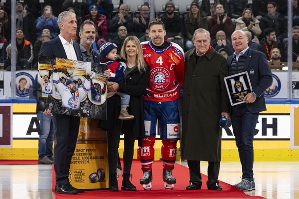 Peter Zahner, CEO ZSC Lions, Sven Leuenberger CSO ZSC Lions, der Sohn und die Frau von Patrick Geering, Patrick Geering, Walter Frey, Praesident Verwaltungsrat ZSC Lions und Denis Vaucher, CEO der Nat ...