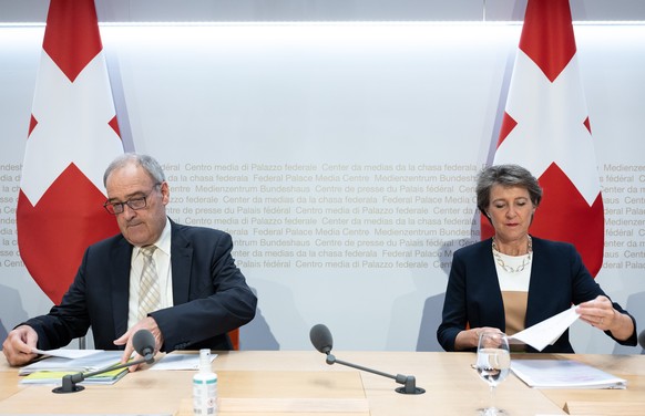 Bundesraetin Simonetta Sommaruga, rechts, und Bundesrat Guy Parmelin aeussern sich an einer Medienkonferenz ueber Gasreserve 2022 / 2023 und Vorbereitungsmassnahmen f