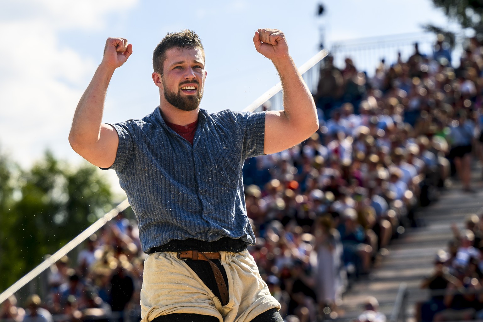 Le lutteur Fabian Staudenmann, un des deux gagnants, fete la victoire contre Kilian Wenger pendant la finale lors de la Fete cantonale bernoise de lutte suisse le dimanche 25 juin 2023 a Tramelan dans ...