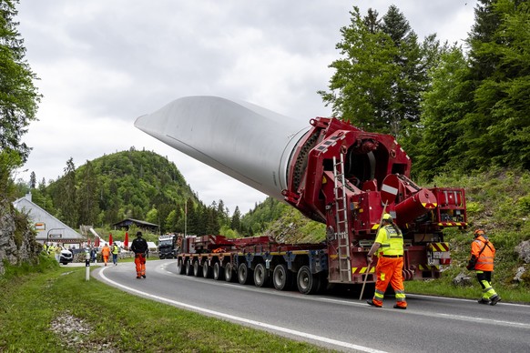 KEYPIX - Un camion de transport achemine une pale d'eolienne entre Vallorbe et Le Pont, pour la construction du parc eolien "Sur Grati" le mercredi 13 mai 2026 a Vallorbe. Le parc eolie ...