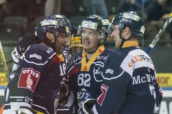 Zugs Josh Holden, Jarkko Immonen und David McIntyre, von links, jubeln waehrend dem Eishockey-Meisterschaftsspiel der National League A zwischen dem EV Zug und dem Geneve-Servette HC, am Samstag, 19.  ...