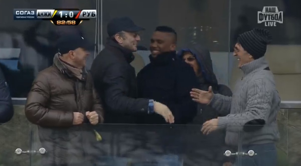 Samuel Eto'o feiert auf der Tribüne bei Anschis erstem Saisonsieg mit Sulejman Kerimov.