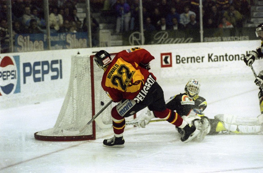 Patrick Howald, SC Bern, schiesst am 4. April 1992 in Bern beim Playoff-Spiel gegen den SC Freiburg bereits nach 38 Sekunden das erste Tor fuer die Berner. (KEYSTONE/Juerg Mueller)