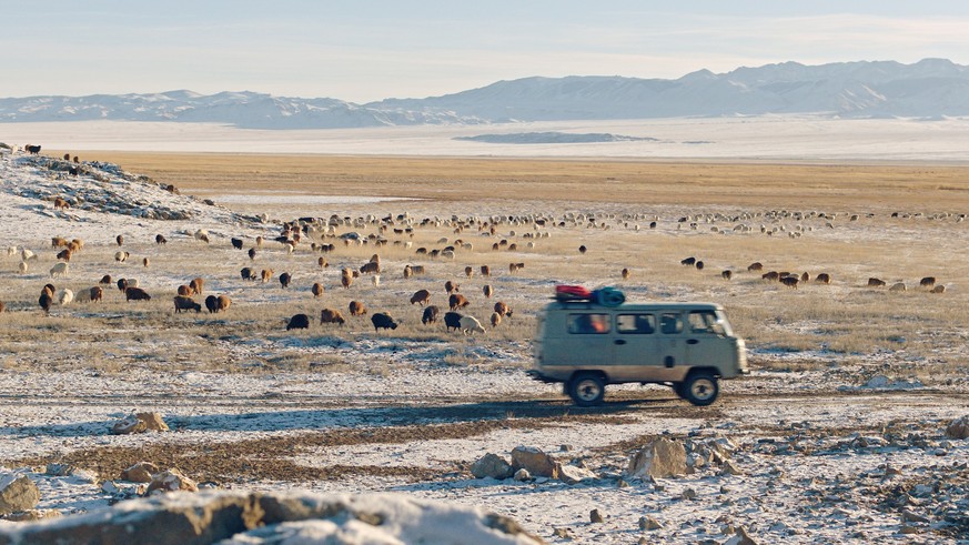 Tobi und Marina in der Mongolei. Da kommt schon ein wenig Top-Gear-Feeling auf.