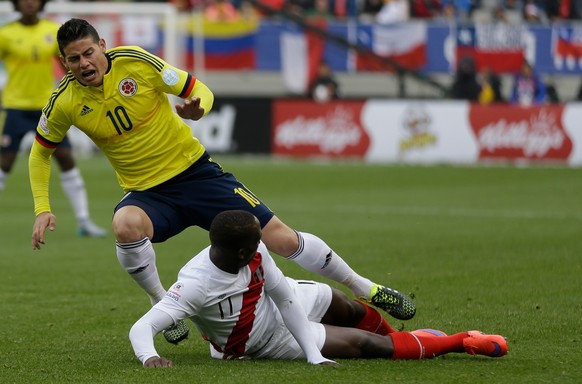 Colombia&#039;s James Rodriguez, top, is tackled by Peru&#039;s Luis Advincula during a Copa America Group C soccer match at the Bicentenario German Becker stadium in Temuco, Chile, Sunday, June 21, 2 ...