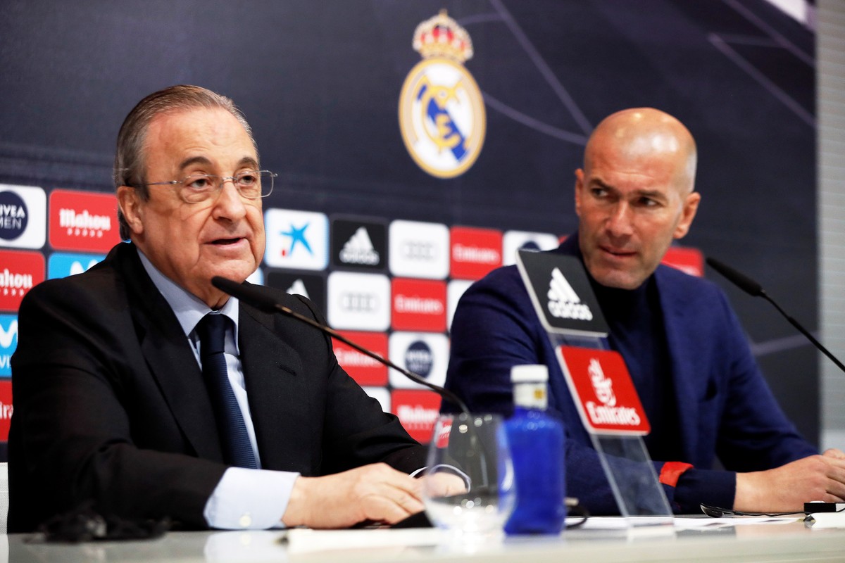 epa06775223 Real Madrid's president Florentino Perez (L) speaks next to Real Madrid's head coach Zinedine Zidane (R) during a press conference to announce Zidane's departure at Santiago ...