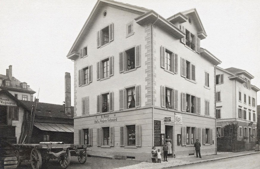 Baumeisterhaus mit <a href="https://de.wikipedia.org/wiki/Stellmacherei" target="_blank">Wagnerei</a>&nbsp;in der Waffenplatzstrasse 30 anno 1910. Hier steht heute ein Neubau.<br data-editable="remove">