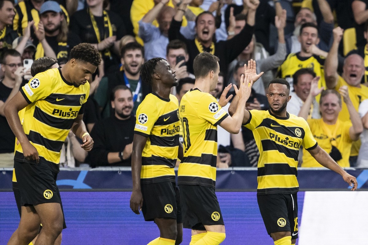 YB's Meschack Elia, right, celebrates after scoring the equalizer to 1:1, during the Champions League group G soccer match between BSC Young Boys and RB Leipzig, at the Wankdorf stadium, in Bern, ...