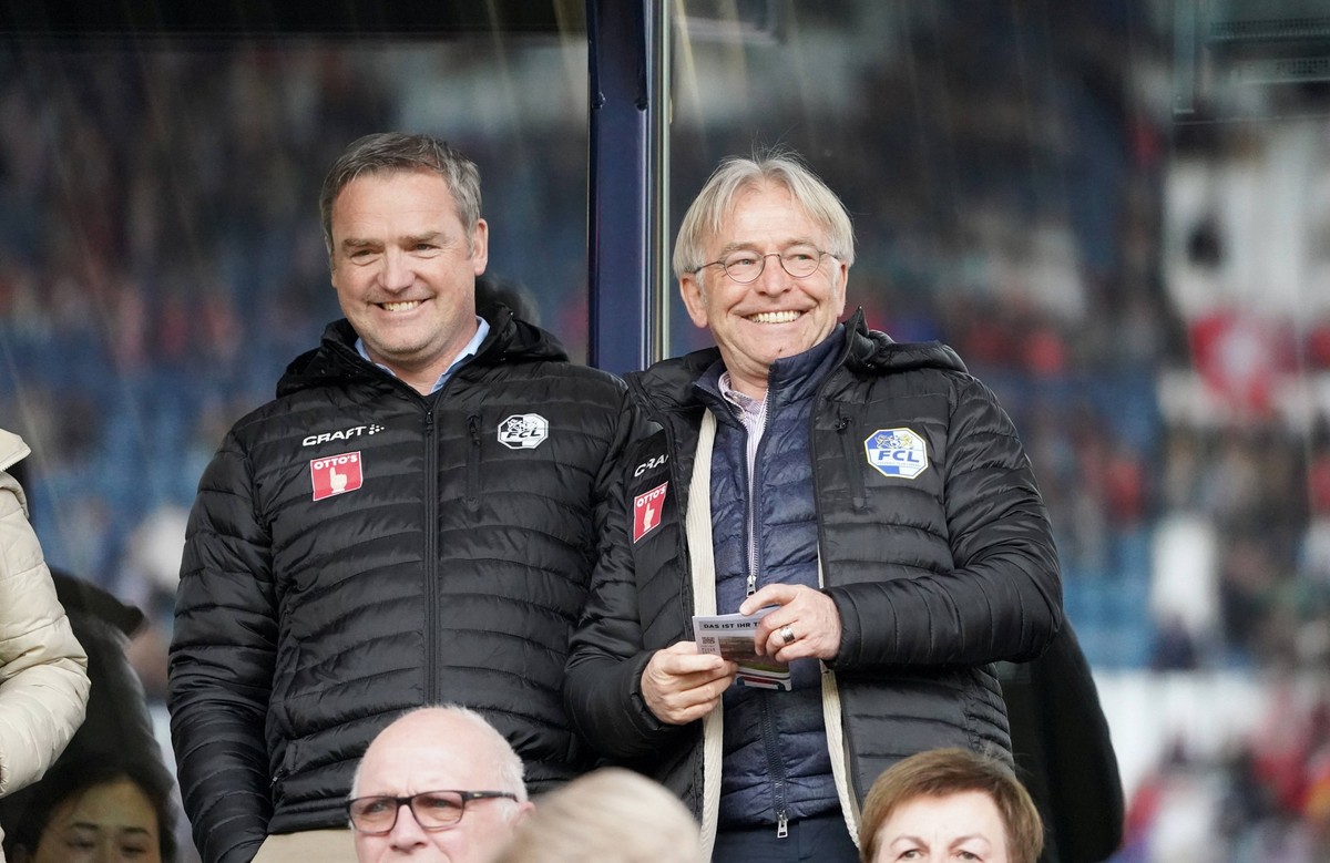 Foto Manuel Geisser 06.04.2023 Luzern,Schweiz,Swissporarena Fussball Frauen Saison 2022/2023 Laenderspiel Schweiz - China. Bild : Stefan Wolf Praesident - Josef Bieri FC Luzern vor dem Spiel Aktion Ei ...