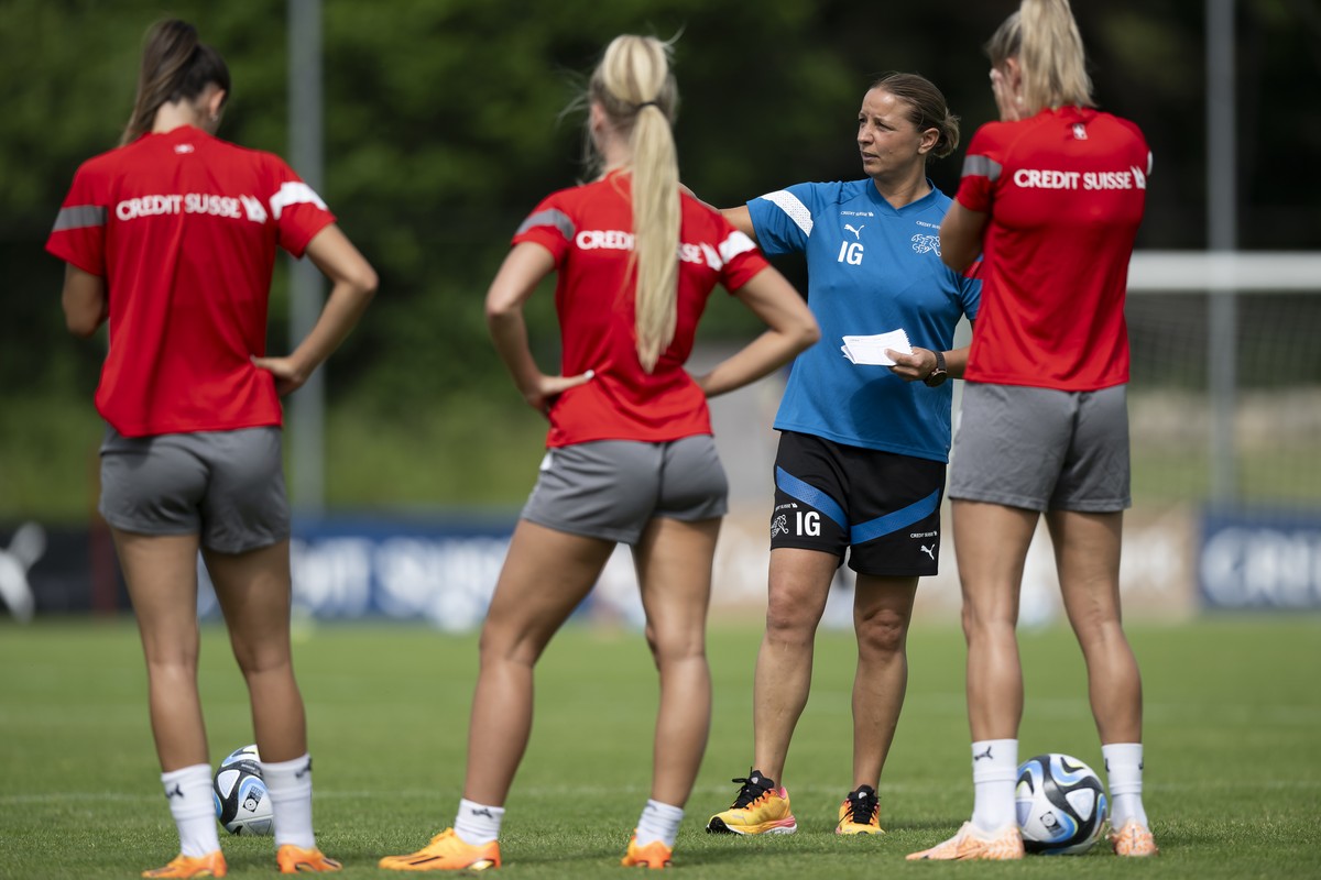 Inka Grings, Trainerin der Schweizer Frauenfussball Nationalmannschaft, spricht mit ihren Spielerinnen, im Trainingscamp der Schweizer Fussball-Nationalmannschaft der Frauen, am Dienstag, 20. Juni 202 ...