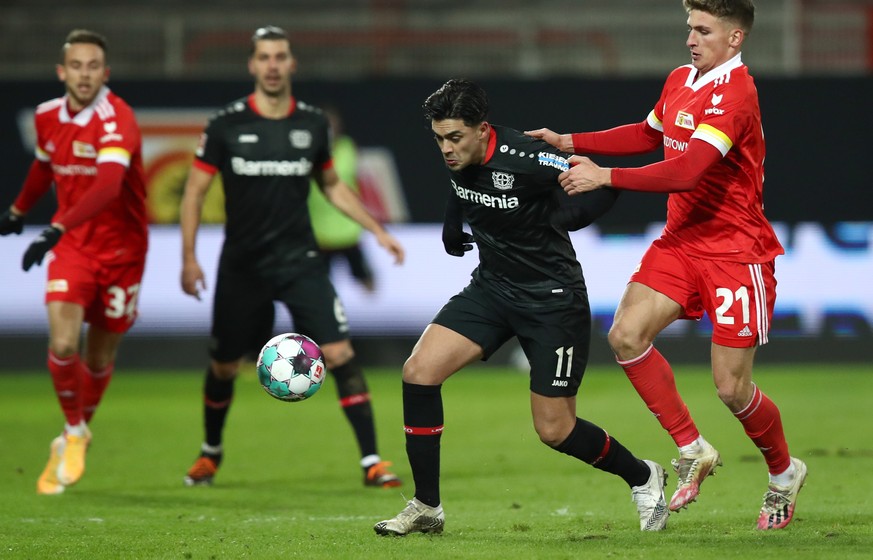 epa08940394 Nadiem Amiri (2 R) of Bayer 04 Leverkusen is challenged by Grischa Promel of 1. FC Union Berlin during the German Bundesliga soccer match between 1. FC Union Berlin and Bayer 04 Leverkusen ...