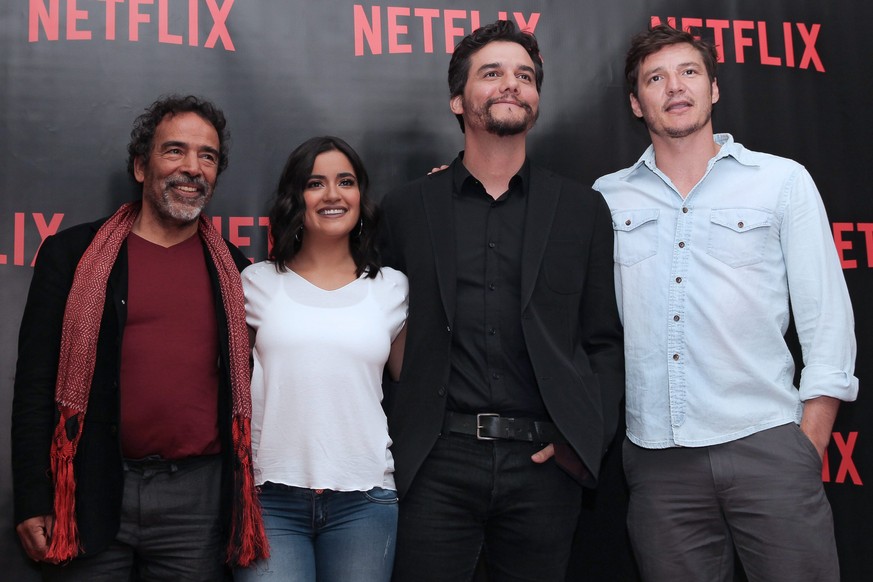 epa05490245 (L-R) Mexican actors Damian Alcazar, Paulina Gaitan, Brazilian Wagner Moura and Chilean Pedro Pascal pose after a press conference in Mexico City, Mexico, 16 August 2016, where the US comp ...