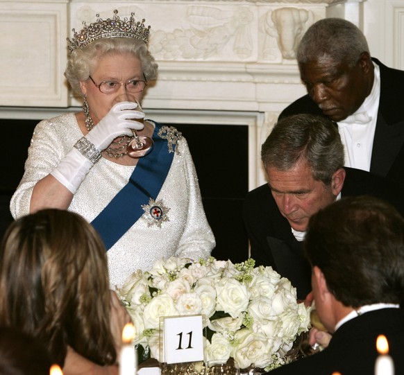 President Bush, right, sits after a toast with Queen Elizabeth II during a state dinner at the White House on Monday, May 7, 2007 in Washington. (AP Photo/Evan Vucci)