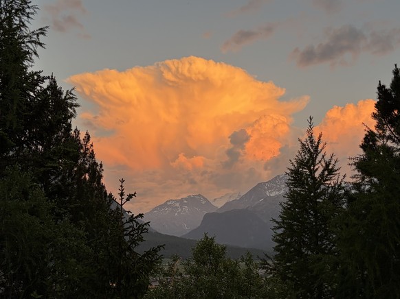18. Juni 2026: abendrotes Gewölk über den Bergen.