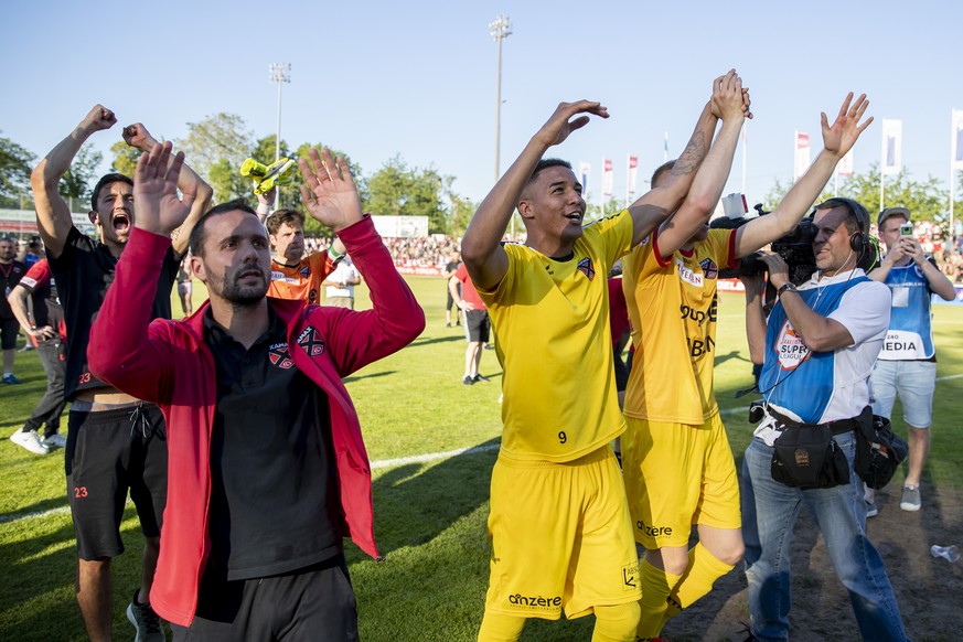 Xamax feiert den Ligaerhalt mit Raphael Nuzzolo, links, nach dem Barrage Rueckspiel zwischen dem FC Aarau und Neuchatel Xamax FCS, am Sonntag, 2. Juni 2019, im Stadion Brueglifeld in Aarau. (KEYSTONE/ ...