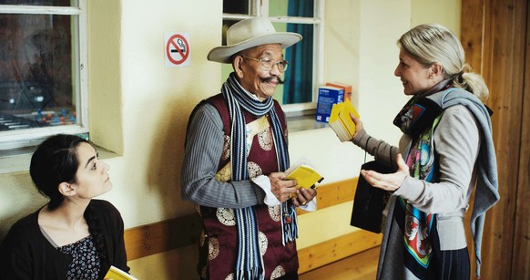 Esther Gemsch (r.) macht Integrationshilfe mit Schiller.