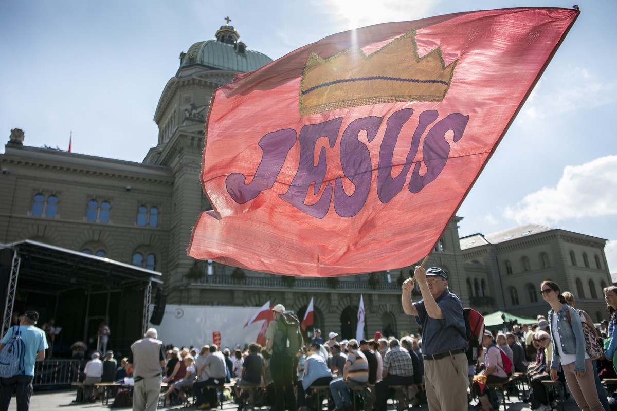 Teilnehmer der Kundgebung "Marsch fuers Laebe" demonstrieren auf dem Bundesplatz, am Samstag, 15. September 2018, in Bern. Der Marsch fuers Laebe gegen Abtreibungen wird regelmaessig von chr ...