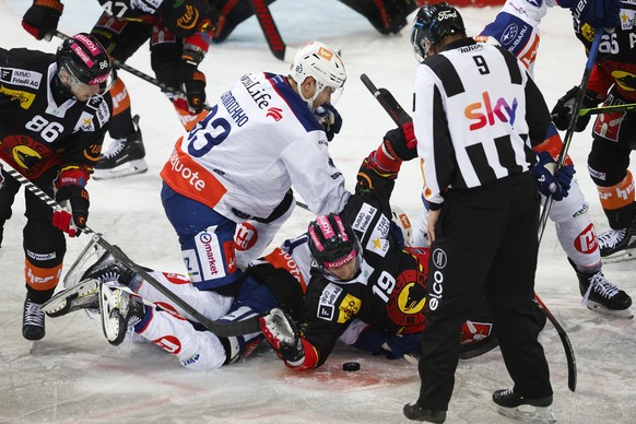 Zuerichs Juho Lammikko, oben, und Berns Corban Knight kaempfen nach einem Bully um den Puck, im Eishockey Meisterschaftsspiel der National League zwischen dem SC Bern und ZSC Lions, am Freitag, 5. Jan ...