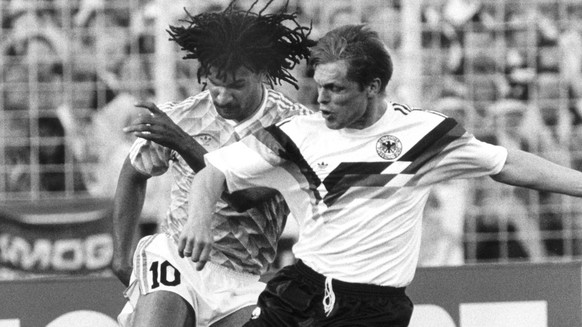 Der deutsche Abwehrspieler Uli Borowka (r) im Zweikampf mit dem niederlaendischen Torjaeger Ruud Gullit. Die deutsche Fussballnationalmannschaft verliert am 21. Juni1988 im Hamburger Volksparkstadion  ...