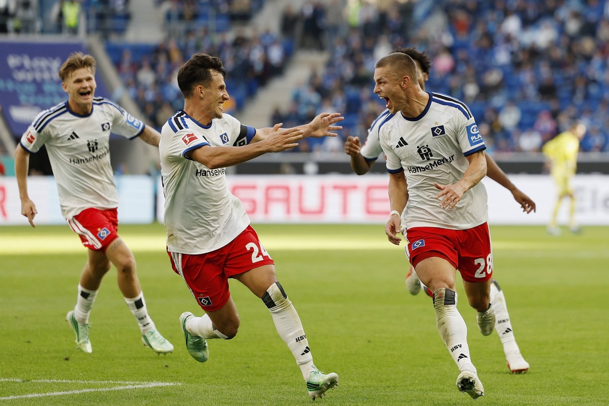v.l.n.r.: David Moller Wolfe HSV, Nicolas Capaldo HSV, Warmed Omari HSV und Torschuetze, Scorer Miro Muheim HSV, Jubel nach dem Tor zum 2:3, jubelnd, bejubelt, jubelt, jubeln, Cheers after the goal, c ...