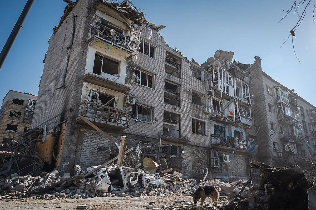 News Bilder des Tages Ukrainian emergency services respond to Russian shelling in Pokrovsk, Donetsk region, on Monday, August 7, 2023. One rescue team member was killed, and five others were wounded d ...