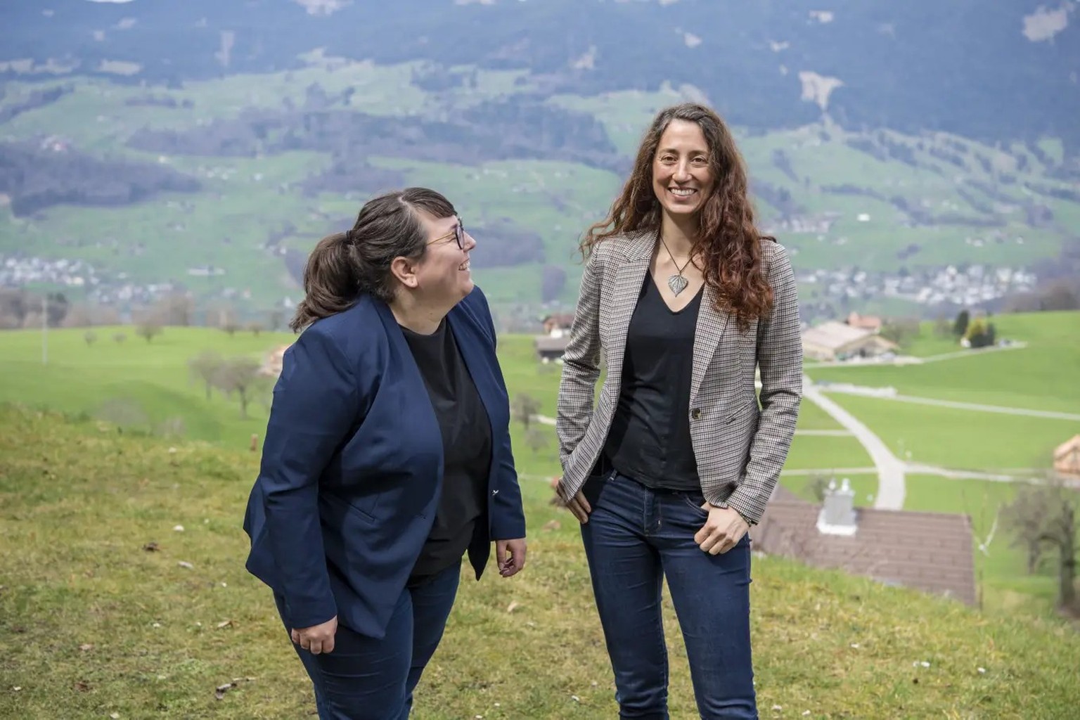 Sophie Fürst (links) und Michèle Andermatt, die Co-Kampagnenleiterinnen für ein Ja zum Klimaschutzgesetz am 18. Juni.