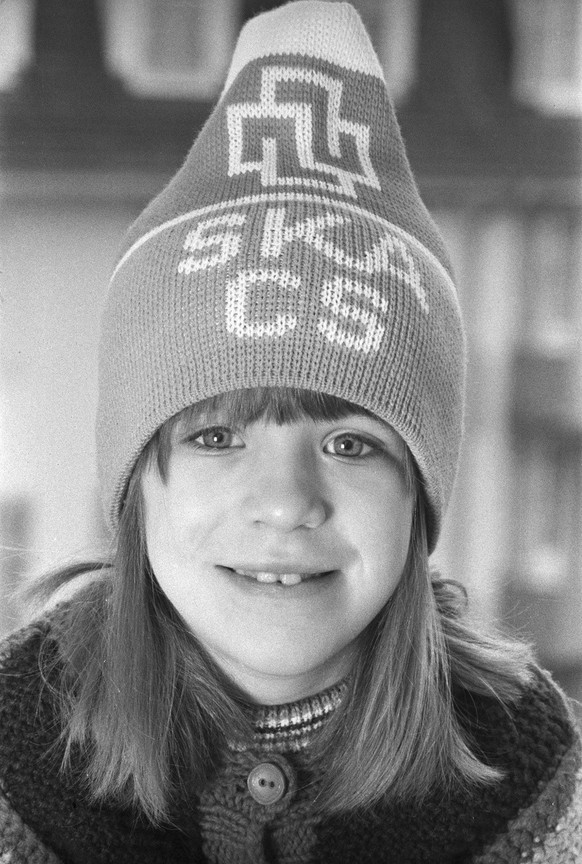 Ein Maedchen mit einer SKA-Muetze, aufgenommen am 5. April 1979. (KEYSTONE/PHOTOPRESS-ARCHIV/Str)