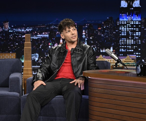 THE TONIGHT SHOW STARRING JIMMY FALLON -- Episode 2245 -- Pictured: (l-r) Singer-songwriter Louis Tomlinson during an interview with host Jimmy Fallon on Thursday, January 22, 2026 -- (Photo by: Todd  ...