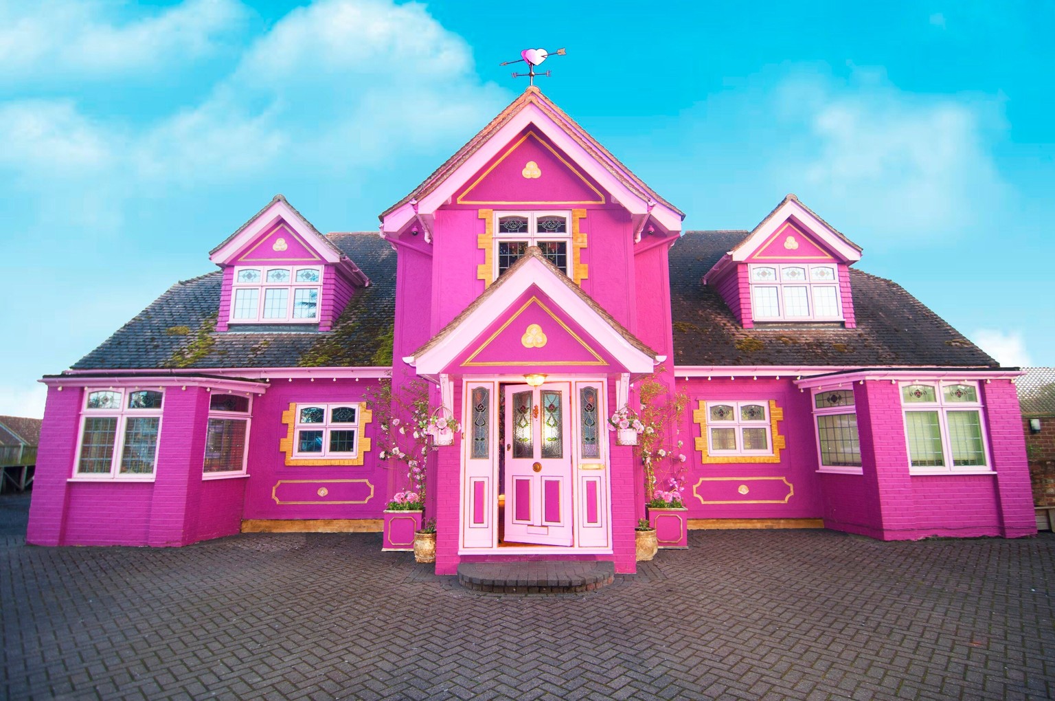 The Pink House Tiptree Essex Airbnb England Glamour Kitsch https://www.airbnb.co.uk/rooms/244617?location=Tiptree%2C%20United%20Kingdom&amp;adults=11&amp;children=0&amp;checkin=&amp;checkout=&amp;sour ...