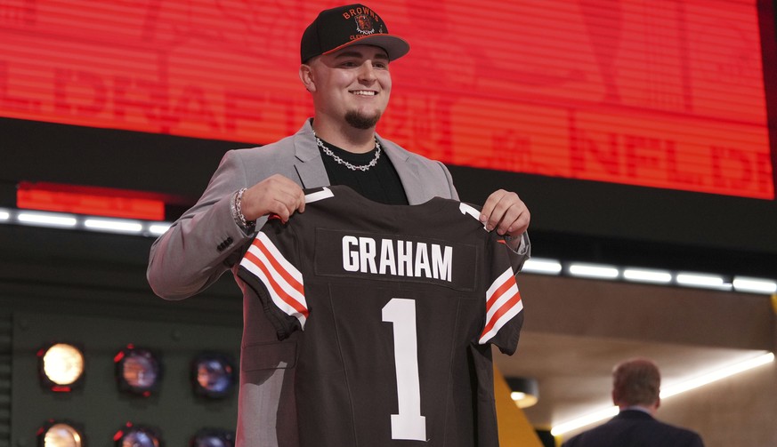 Michigan defensive lineman Mason Graham poses after being chosen by the Cleveland Browns with the fifth overall pick during the first round of the NFL football draft, Thursday, April 24, 2025, in Gree ...