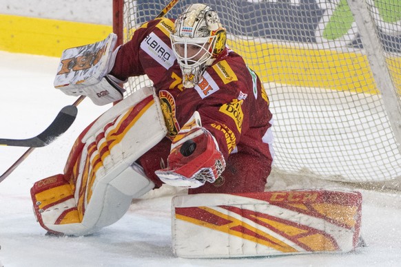 Tigers Goalie, Ivars Punnenovs, waehrend dem Meisterschaftsspiel der National League, zwischen den SCL Tigers und den ZSC Lions, am Samstag 15. Februar 2020 im Ilfisstadion in Langnau. (KEYSTONE /Marc ...