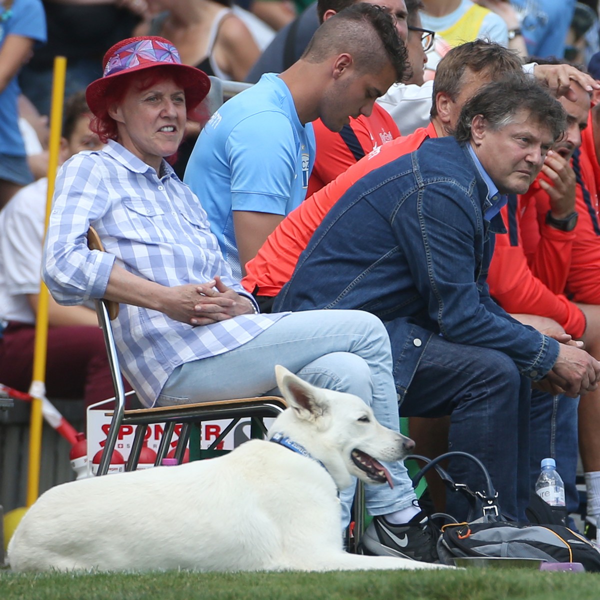 Wiesendangen, 27.06.2015, Fussball Testspiel - FC Winterthur - FC Zuerich, Heliane Canepa (L) und Praesident Ancillo Canepa (2 v.l., FCZ) mit Huendin Kooki. (Marc Schumacher/EQ Images)