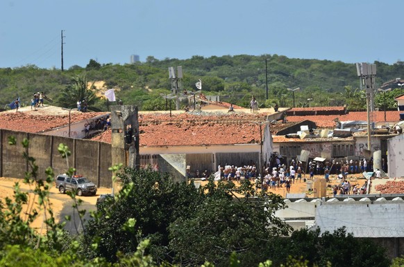 epa05731747 Groups of prisoners clash in the jail of Alcacuz, in Natal, Brazil, 19 January 2017. In this prison, 26 inmates were killed during a brawl on 14 January 2017. A barrier separated the inmat ...