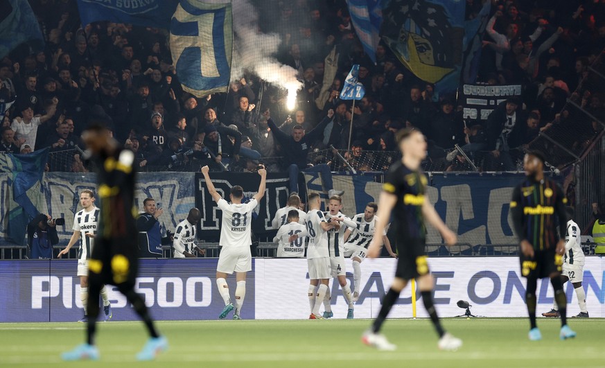 Zuerichs Spieler und Fans jubeln nach dem Tor zum 0-1, im Super League Spiel zwischen dem BSC Young Boys Bern und dem FC Zuerich, am Samstag 19. Maerz 2022 im Stadion Wankdorf in Bern. (KEYSTONE/Peter ...