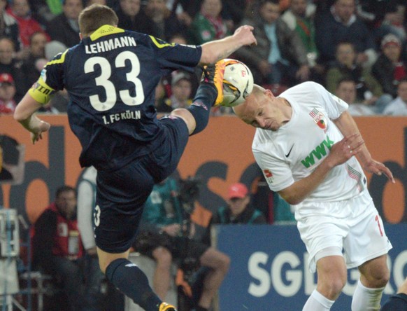 Hier trifft Lehmann seinen Gegenspieler am Kopf und sieht dafür die zweite Gelbe Karte.