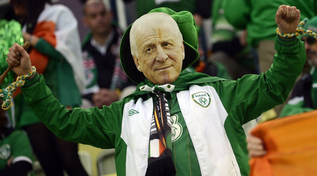 epa03265144 Irish fan prior the Group C preliminary round match of the UEFA EURO 2012 between Spain and Ireland in Gdansk, Poland, 14 June 2012. EPA/BARTLOMIEJ ZBOROWSKI UEFA Terms and Conditions appl ...