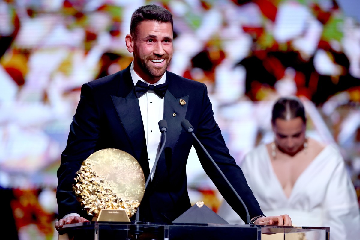 epa13333417 Unai Simon of Athletic Bilbao delivers his speech after winning the Men's Goalkeeper of the Year award at the 2026 Ballon d'Or awards ceremony at the London Palladium Theatre, Lo ...