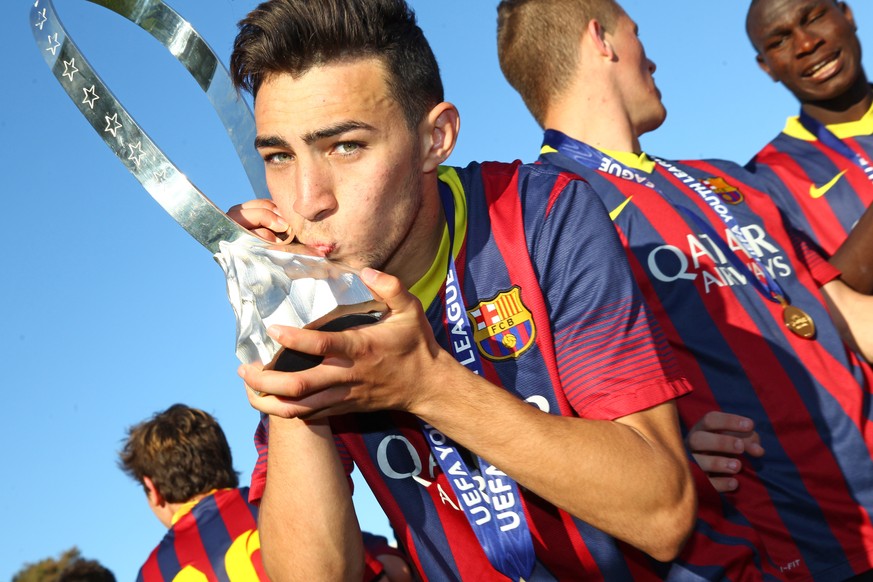 Der Shootingstar mit der Trophäe der Uefa Youth League.