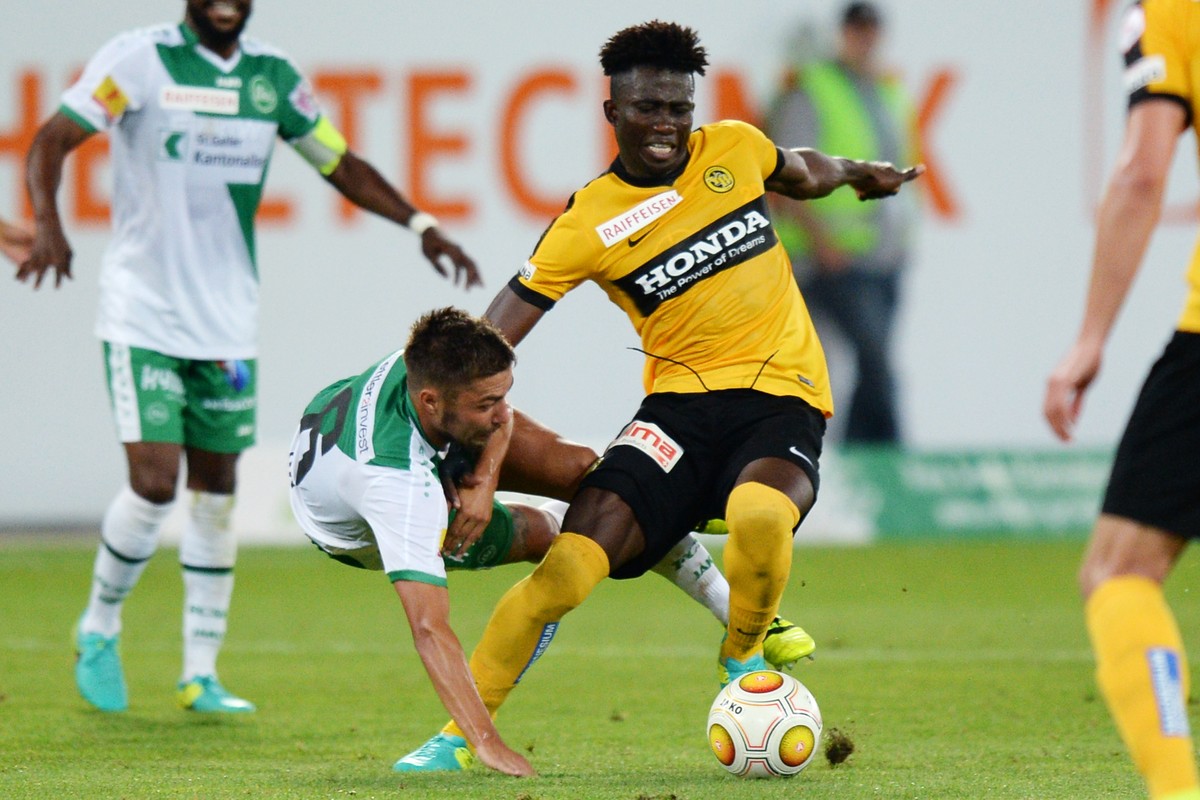 23.07.2016; St.Gallen; Fussball Super League - FC St.Gallen - BSC Young Boys; Alain Wiss (St.Gallen) gegen Sekou Sanogo (YB)(Steffen Schmidt/freshfocus)