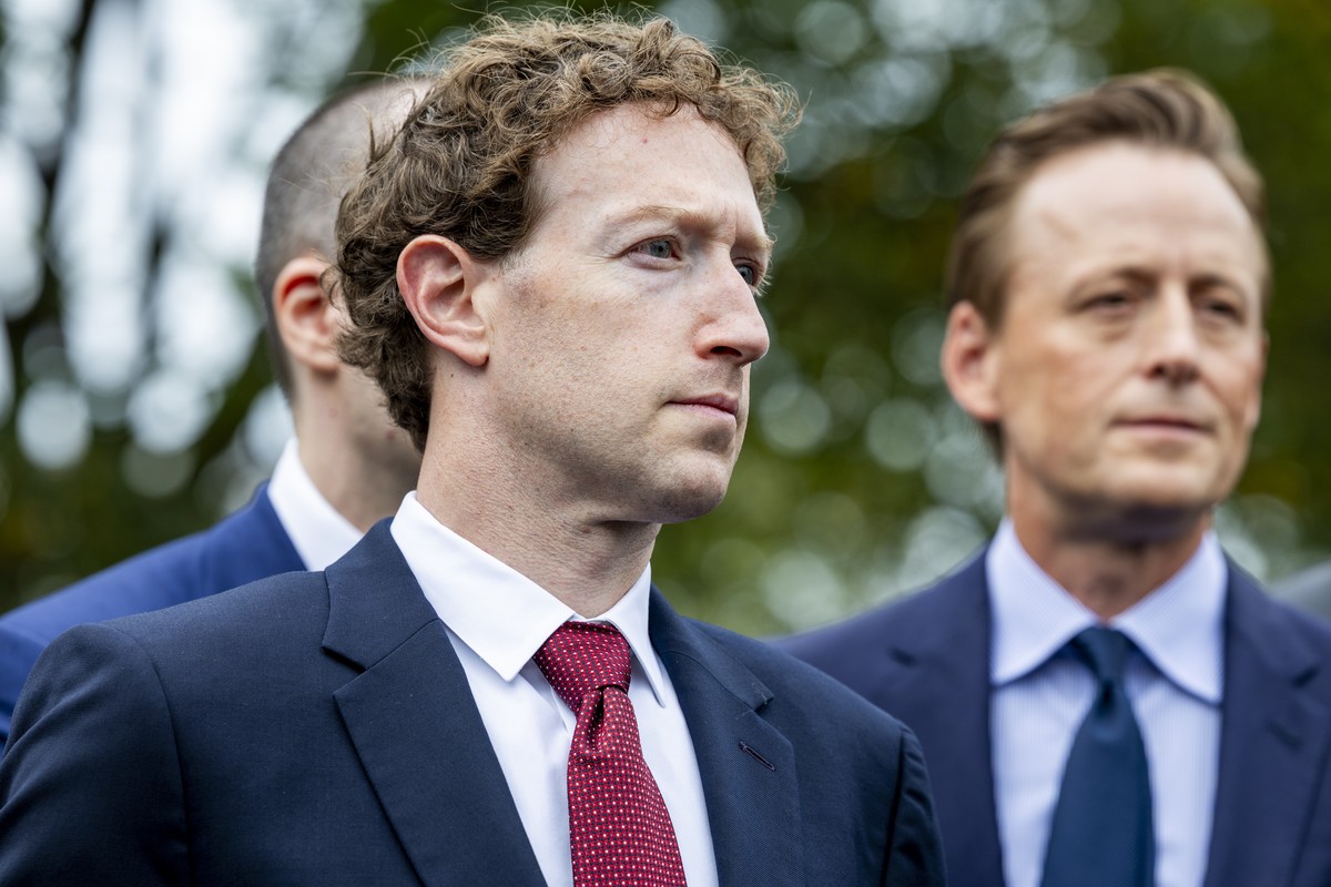 epa13271829 Chief Executive Officer of Meta Mark Zuckerberg stands outside the West Wing of the White House in Washington, DC, USA, 29 September 2026. President Trump and leading technology executives ...