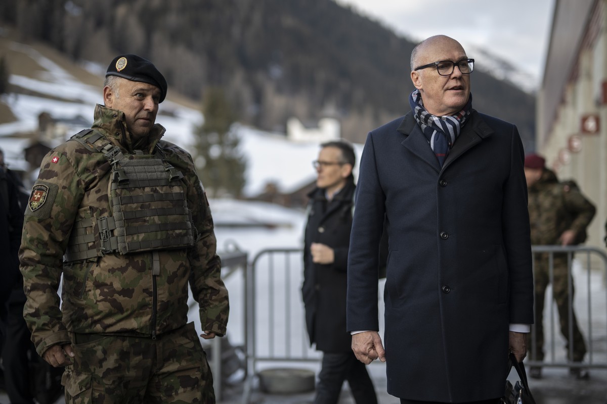 Switzerland's Minister for Defence, Civil Protection and Sport Martin Pfister, right, and Benedikt Roos, Chief of the armed forces, pictured during a visit of the troops prior the 56th annual mee ...