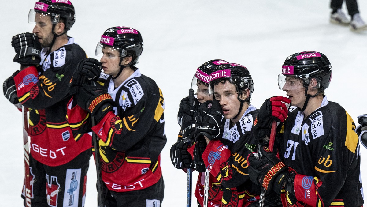 Berns Spieler sind enttaeuscht im Eishockey Spiel der National League zwischen dem SC Bern und den ZSC Lions, am Dienstag 26. September 2023, in der PostFinance Arena in Bern. (KEYSTONE/Peter Schneide ...