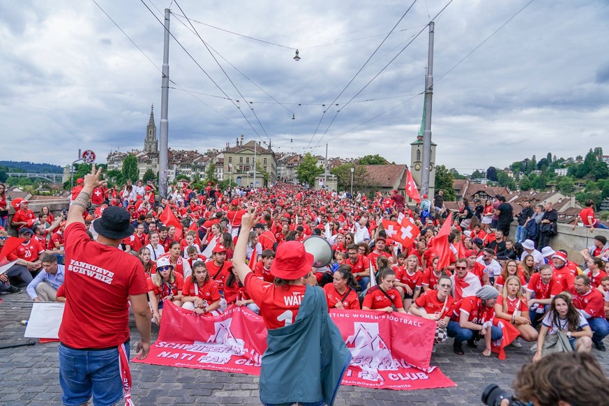 Bern, Schweiz, Europa: UEFA Womens EURO 2025, Fan Walk zum Wankdorfstadion Zwischenhalt auf der Kirchenfeldbr�cke Tausende rot gekleidete Fans des Schwiizer Frauen Nati Fan Club versammeln sich auf de ...